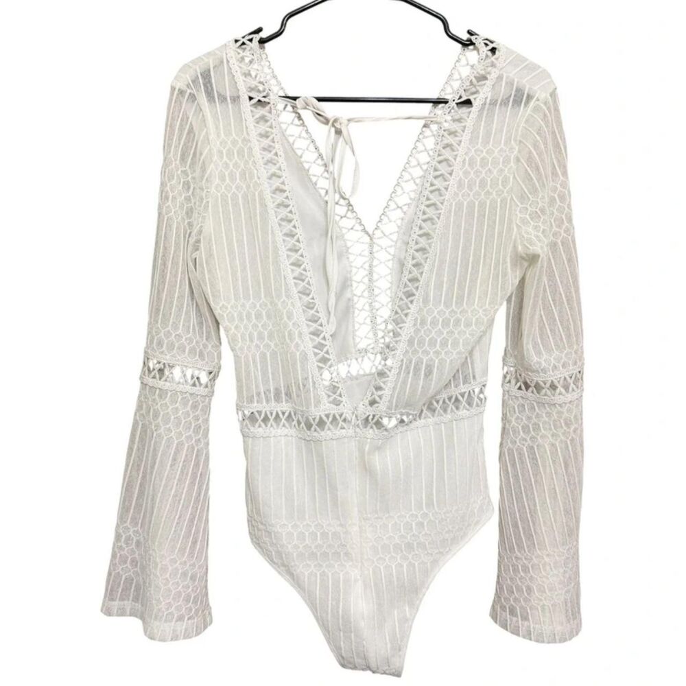 Eilly Bazar White Lace Bell Sleeves V-Neck Bodysuit - Size Small
